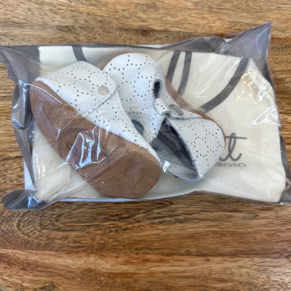 NWT - SWISS DOT Mon Petit Shoes T-Strap Soft‎ Soles Leather Baby 3